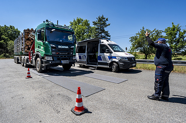 S lovci kamionů poprvé v akci. Zastavují přetížené vozy a unavené řidiče