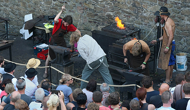 Na akci Hefaiston dorazilo na hrad Helftýn více ne deset tisíc lidí. Kováe...