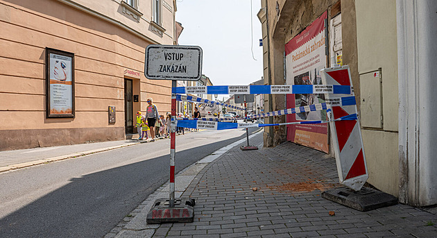Mstská policie v Kromíi uzavela chodník ped dlouhodob neudrovaným domem...