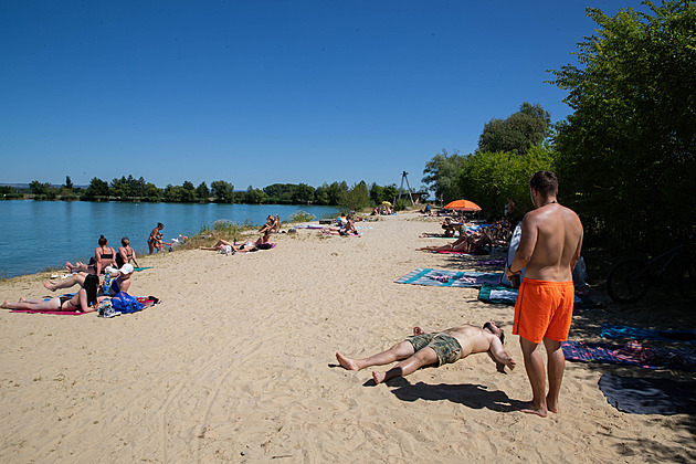 Trable v koupacím ráji Náklo. Kvůli opravám lidé parkují, kde se dá
