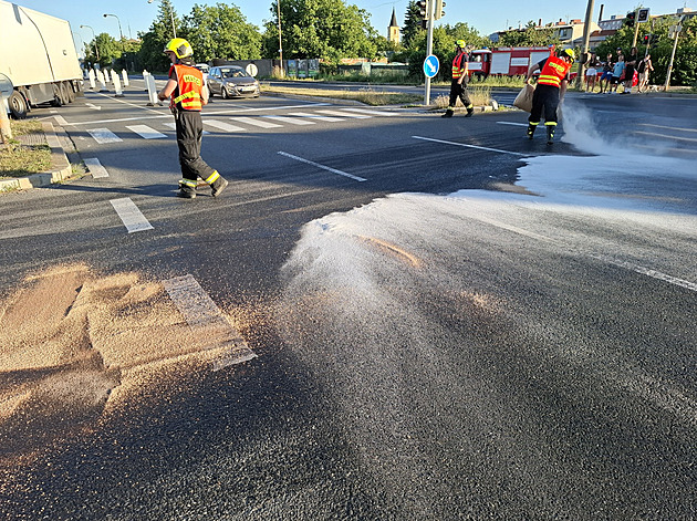 Olej unikající z projídjící cisterny likvidovali hasii v Olomouci.
