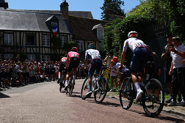 Tour ONLINE: Kopcovitá výzva pro favority. Peloton v klidu kontroluje čtyřčlenný únik