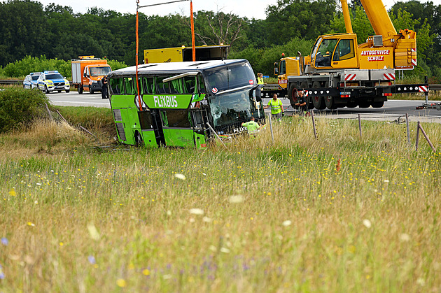 Autobus Flixbusu sjel ze silnice a převrátil se, vezl i Čechy. Tři desítky zraněných