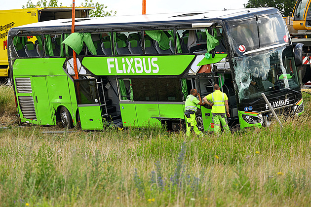 Autobus Flixbusu sjel ze silnice a převrátil se, vezl i Čechy. Tři desítky zraněných