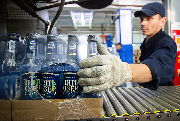 Produkce vodky v Rusku prudce klesá. Spotřeba alkoholu roste