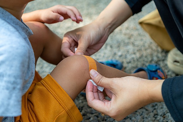 Test dětských voděodolných náplastí: Zvládnou mytí rukou, ale na moře nestačí