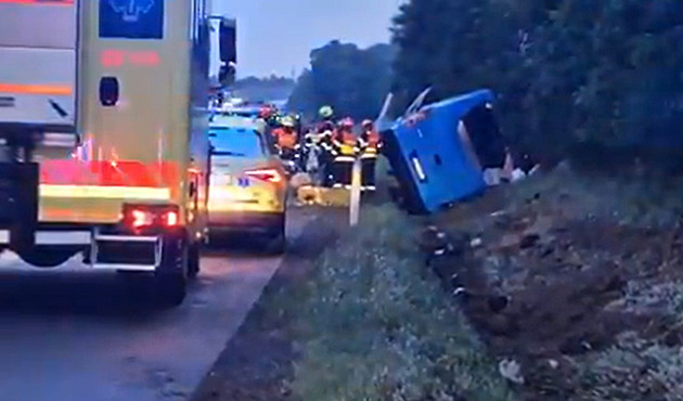 Na D2 u Podivína se převrátil autobus, řidič zřejmě usnul. Zranilo se šest lidí