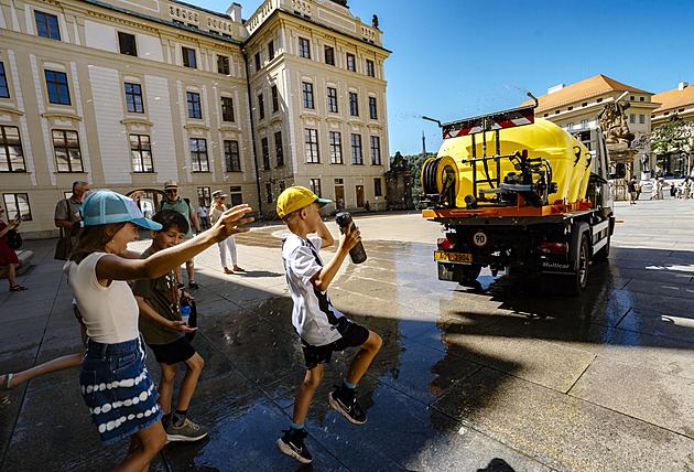Dorazí velmi silné bouřky s průtržemi mračen a kroupami. Třicítky zatím vydrží