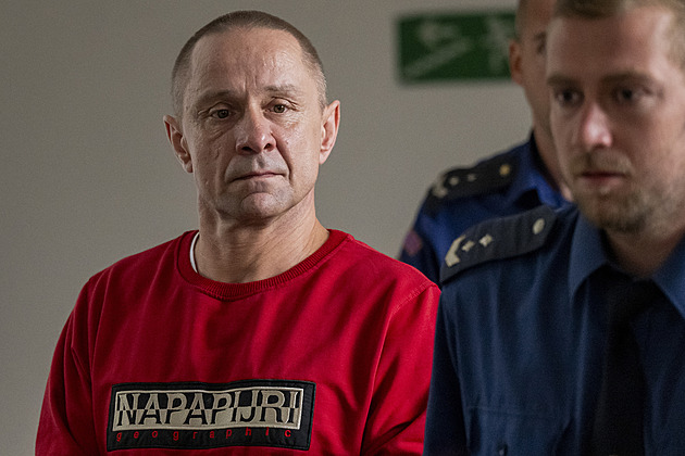 Docházela mi trpělivost, tvrdil muž u soudu. Odmítl, že by chtěl lidi v bytě upálit