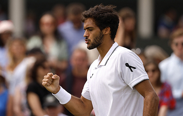 Wimbledon ustoupil ze své hlavní tradice. Portugalcům dovolil uctít zesnulého Jotu