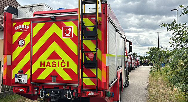 Kuchyň hospice v Čerčanech začala hořet, hasiči evakuovali třináct lidí