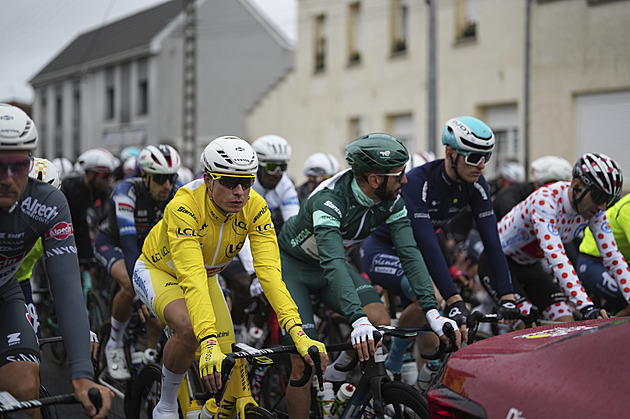 Tour ONLINE: Od startu druhé etapy hustě prší, před pelotonem šlape čtveřice