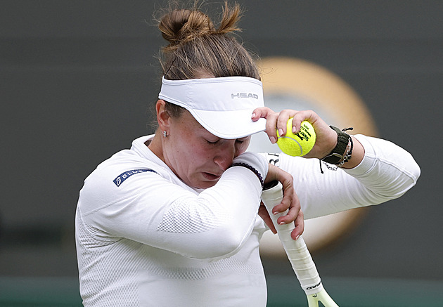 Obhájkyně Krejčíková ve Wimbledonu končí v slzách, Menšík pohořel