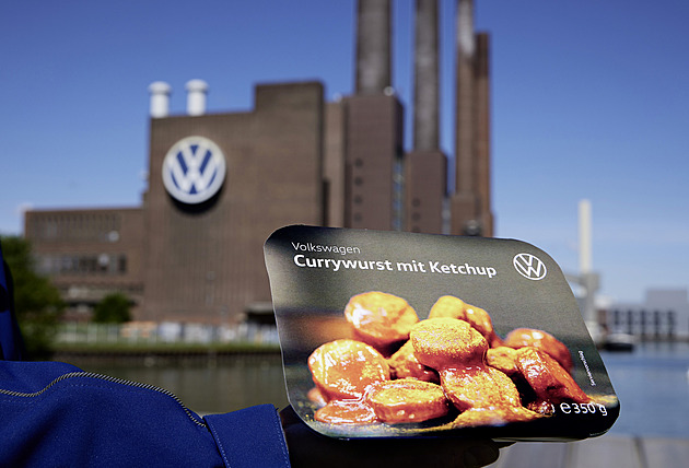 Currywursty od Volkswagenu míří do supermarketů. Prodává se jich víc než aut
