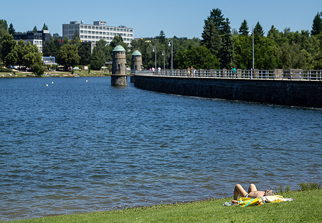 Plochy kolem nádre jsou zaplavené, návtvníci si tak runíky nebo deky...