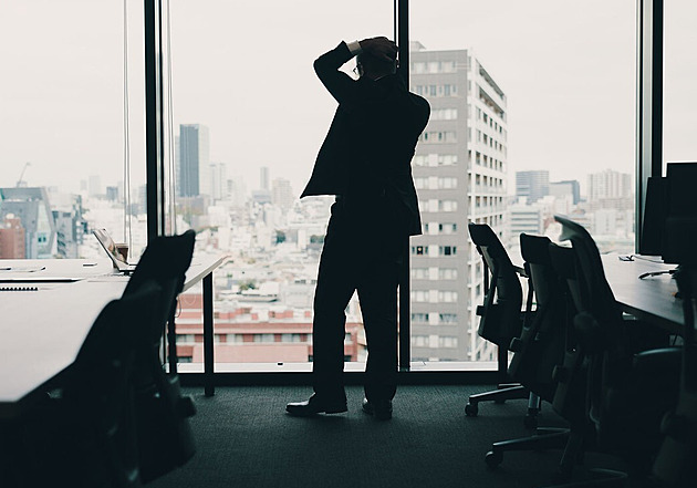 Chytání za varlata, sdílení nahých fotek. Zaměstnanci žalují japonskou firmu