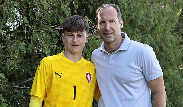 První smlouva pro Čecha juniora. Syn brankářské legendy podepsal ve Fulhamu