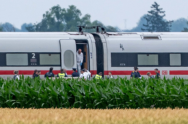 Muž napadl cestující v německém rychlíku kladivem a sekerou, čtyři lehce zranil