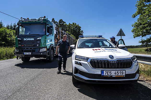 Kamiony přetížené o tuny: v průměru dva denně smrtelně ohrožují lidi v dopravě