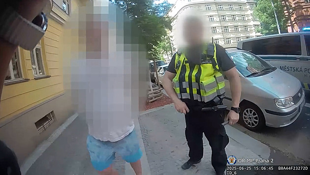 VIDEO: Opilý řidič dodávky při kontrole najel autem na strážníka a zranil ho