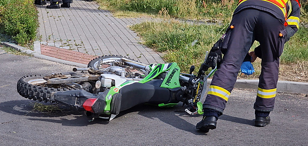 Motorkář při zběsilém ujíždění před policisty narazil do auta s ženou a dítětem