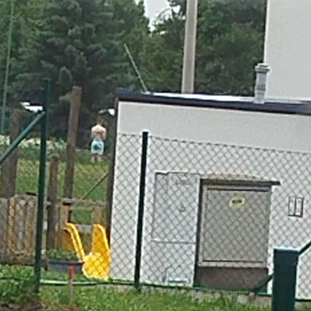 Polonahý muž u školky, hlásili lidé na linku 158. Stříhal květiny, říká policie
