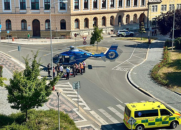 V centru Mladé Boleslavi se zřítilo ze stromu dítě, je ve vážném stavu