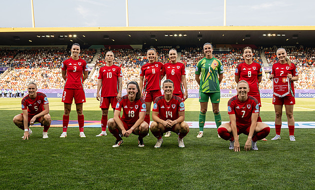 Proč stojí tak divně? Fotbalistky Walesu zaujaly na Euru žen netradičním focením