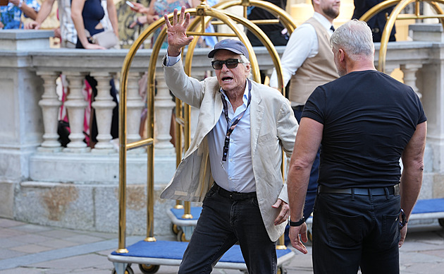 Jsem tu tři hodiny a už jsem měl kachnu a pivo, hlásil Michael Douglas tleskajícímu sálu