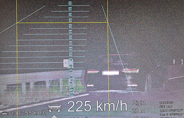 Radar v policejním superbu cizinci v audi namil rychlost 225 kilometr v...