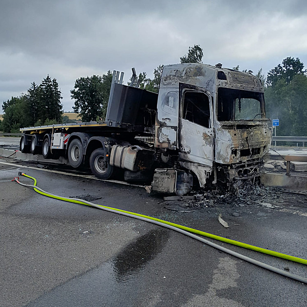 D3 na Benešovsku zablokoval hořící kamion, dálnici už částečně zprůjezdnili