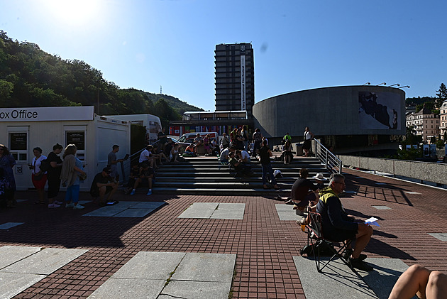 Rekordní festivalová fronta. Na lístky před Thermalem čekalo 1 500 lidí