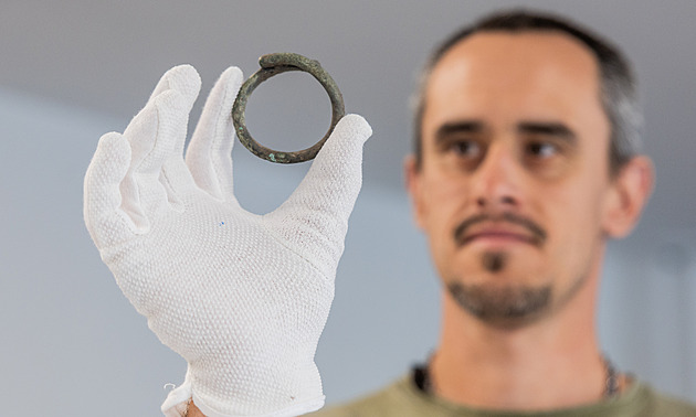 Nález, jaký nemá v Čechách obdoby. Půda pod budoucí D35 vydala mince i šperky
