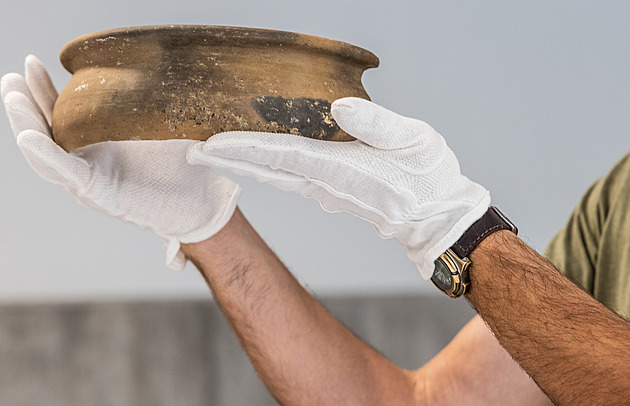 Nález, jaký nemá v Čechách obdoby. Půda pod budoucí D35 vydala mince i šperky