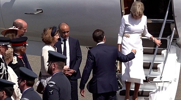 Další napětí u Macronů? Brigitte odmítla podanou ruku, William a Kate přihlíželi
