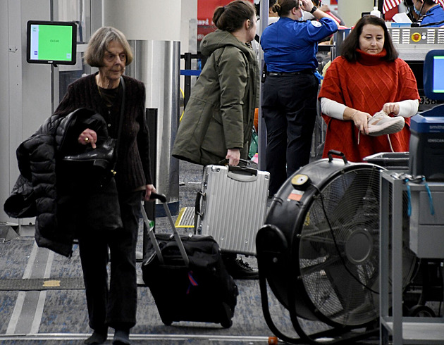 S botami a bez front. Letiště v USA opouštějí od povinnosti pasažérů zouvat se