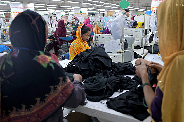 Oděvní průmysl Bangladéše v ohrožení. Kvůli Trumpovým clům se ženy bojí o práci