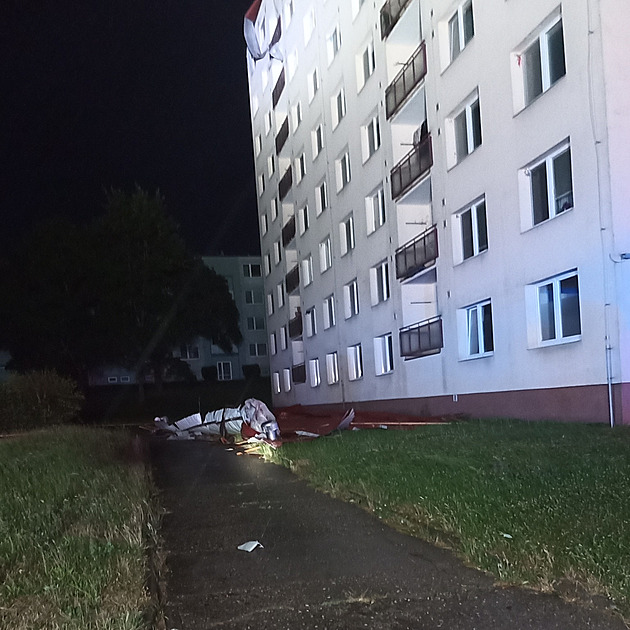 Silná bouře v noci zasáhla Moravu, padající střecha paneláku zranila ženu