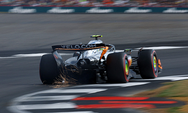 Nejrychlejší čas tréninků v Silverstonu měl Norris, prvnímu kroužení vévodil Hamilton