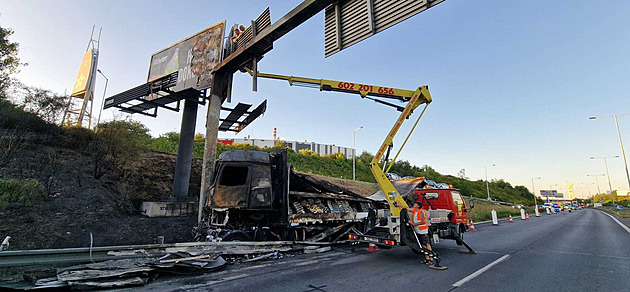 Jižní spojka je opět uzavřená, tentokrát kvůli odklízení shořelého kamionu