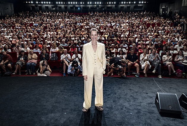 Barva másla, mléčná dráha, a šátek à la babka. Červený koberec festivalu patřil představiteli Kulínského