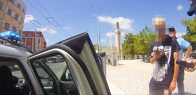 Stráníci na Riegrov námstí v Hradci Králové pistihli mue s pistolí na...