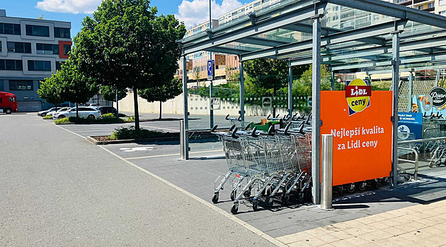 Zavřené obchody, někde jen platba hotovostí. Výpadek proudu vyřadil i kadeřníky
