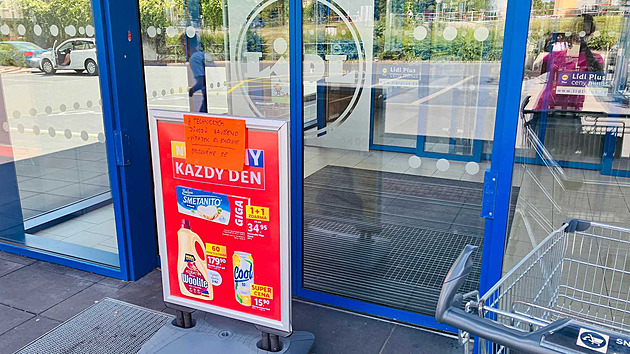 Zavřené obchody, někde jen platba hotovostí. Výpadek proudu vyřadil i kadeřníky