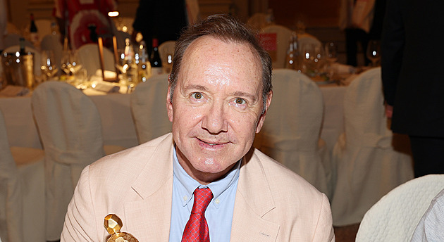 Je snad po plastice? Kevin Spacey překvapil vyhlazeným obličejem