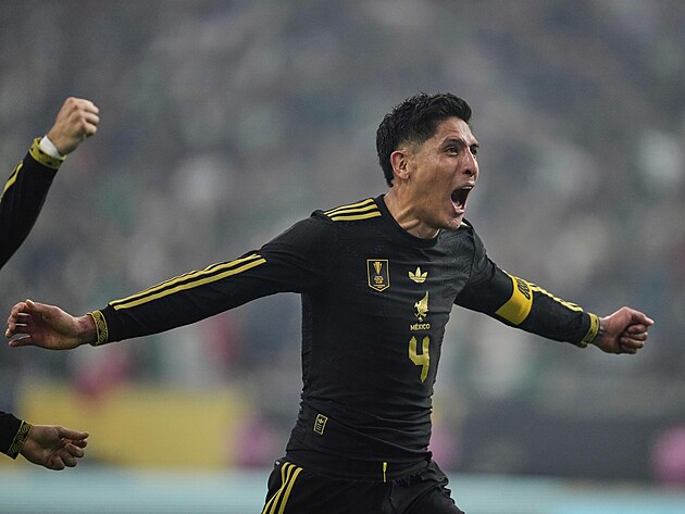 Edson lvarez z Mexika slav ve finle Zlatho pohru proti USA.