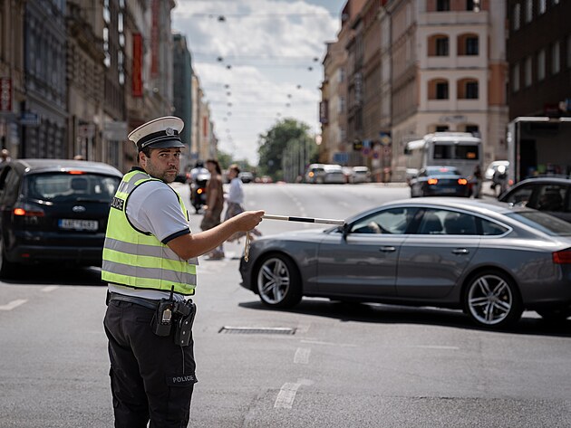 Te� jedou ti zprava. P��slu�n�k policie ��dil auta v centru Prahy. Ne�ly...