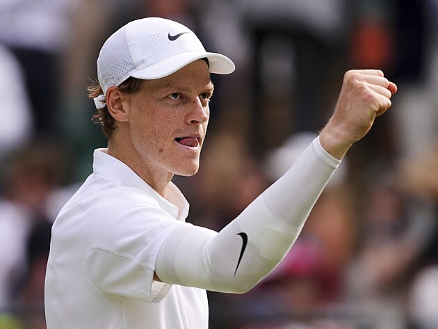 Jannik Sinner se raduje na wimbledonskm kurtu.