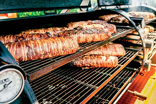 Barbecue (anglicky také zkráceně BBQ) je způsob venkovního grilování masa v...