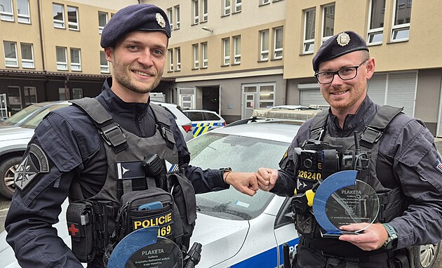 Policisté Jakub Mikolá (vlevo) a Martin Lape za poskytnutí první pomoci a...